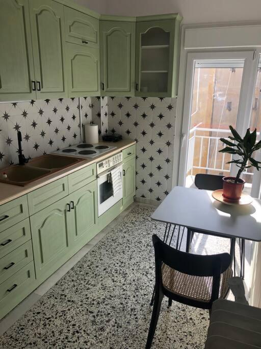 2 Mon-Keys Apartment Tesalonika Bagian luar foto